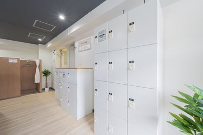 貸しロッカーや無料貸出品も充実 - 自習室 KAKOI 文京シビックセンター前店 指定席：07番（半個室ブース / カーテン付き：幅90cm）の設備の写真