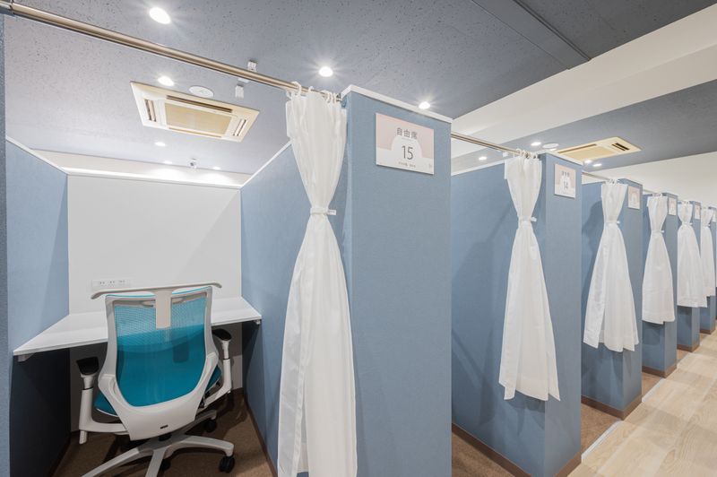 指定席：07番（半個室ブース / カーテン付き：幅90cm） - 自習室 KAKOI 文京シビックセンター前店