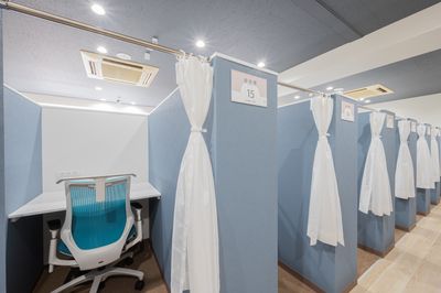 静かに集中したい方にピッタリの空間を提供 - 自習室 KAKOI 文京シビックセンター前店 指定席：07番（半個室ブース / カーテン付き：幅90cm）の室内の写真