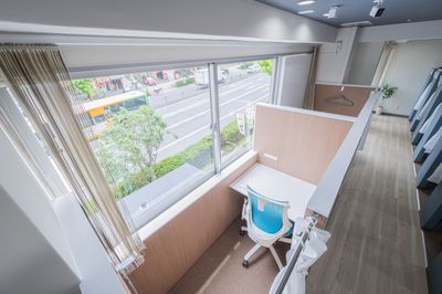 カフェで勉強するよりも集中できる半個室ブース - 自習室 KAKOI 文京シビックセンター前店 指定席：07番（半個室ブース / カーテン付き：幅90cm）の室内の写真