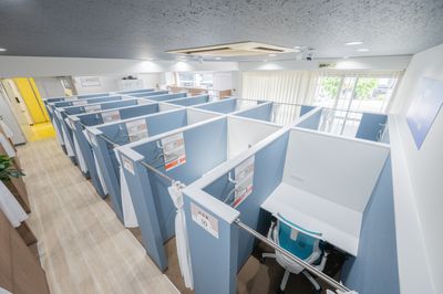 全て半個室ブース。自習専用スペースです。 - 自習室 KAKOI 文京シビックセンター前店 指定席：07番（半個室ブース / カーテン付き：幅90cm）の室内の写真
