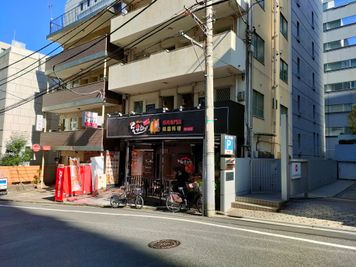 豚の看板が目印のビルの2階です！ - パーソナルレンタルスタジオ モエギ市ヶ谷/Moegi市ヶ谷 大学オフィス街近スタジオ♪ヨガピラティスダンス練習レッスンに最適の外観の写真