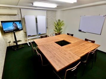 ホワイトボード３つ、TVモニターがありますので、プレゼン、グループ発表などにご利用いただけます。 - 東神田ビル ComfortSpace 秋葉原Ⅳの室内の写真