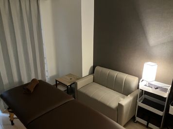 落ち着いた雰囲気でゆったりと過ごせます。 - レンタルサロンえむPLUS レンタルサロン所沢えむPLUSの室内の写真