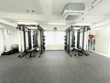 オールインワンラック。スミスやケーブルも付いております。 - CLIFF GYM 代々木上原店の設備の写真