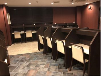 集中できるワークスペース - 勉強カフェ大阪西梅田 勉強カフェ大阪西梅田のビジター利用(自習や作業専用スペース)の室内の写真