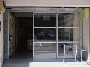 店舗外観 - 透明書店 【撮影/貸切可能】書店のイベントスペースの外観の写真