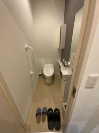 清潔なトイレが2つございます - OneSelF立川 OneSelF立川コワーキングスペースの設備の写真