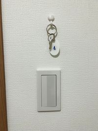 4号室の鍵です。照明スイッチのうえに設置してあります。外出時やトイレ使用時に使用してください。 - リモートワークスペース カテナ大井町店 リモートワークスペース大井町店  4号室の設備の写真