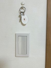 9号室の鍵です。照明スイッチのうえに設置してあります。外出時やトイレ使用時に使用してください。 - リモートワークスペース カテナ大井町店 リモートワークスペース大井町店 9号室 2人用の設備の写真