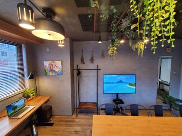インダストリアル＆グリーンのカフェ風インテリア。 - NEST301 北浜の室内の写真
