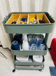 平皿　8枚 深皿　8枚 ガラス深皿　8枚 グラス　8個 カップ　8個 ワイングラス　6脚 スプーン大・小　フォーク大・小　各6本 箸置き　8個 箸　8膳  - Nemica HOME 蒲田　 Nemica HOME 蒲田　 [Nemica蒲田2]の室内の写真