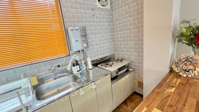 家のようにお料理ができます🍳パスタ鍋もあります🍝
ガスコンロ利用後は、油汚れ用のウェットティッシュが置いてありますので、拭いてキレイにしてください🙏 - Nemica HOME 蒲田　 Nemica HOME 蒲田　 [Nemica蒲田2]の室内の写真