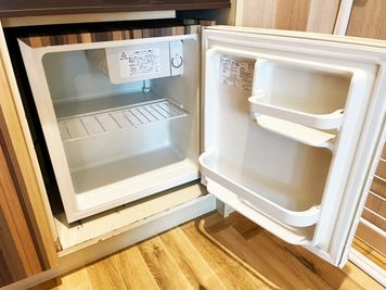 1ドア冷蔵庫(46L)がございます。数量のドリンクなどが冷やせます。 - G2S　高田馬場 #1 【高田馬場徒歩5分】ラウンジ（人々がリラックスして集まる空間）の設備の写真