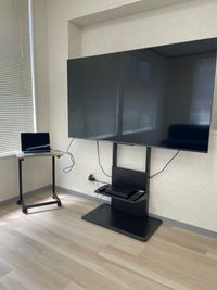 PCとテレビをHDMIケーブルで接続して、大画面で見ることが出来ます。 - レンタルスペース「Annex Room」 レンタルスペースAnnex Room　#Wi-Fi無料の設備の写真