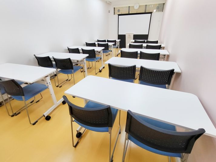 旭町103会議室[定員20+予備椅子] - みんなの貸会議室　那覇旭町店