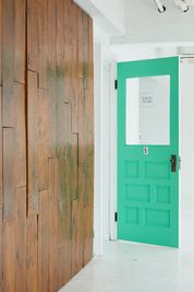 片側はパステルグリーンのドア - FIVE STUDIOの室内の写真