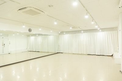 カーテンで覆うことも可能 - ＹHOP STUDIO YHOP STUDIO（ワイホップスタジオ）の室内の写真