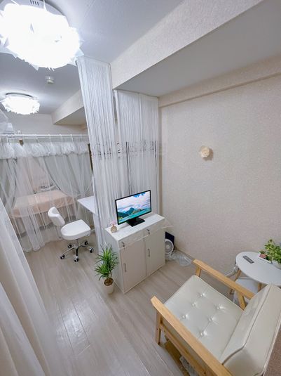 全体スペース - 憩い空間 無料タオルあり、清潔感がある完全個室プライベートサロンの室内の写真