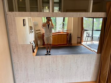 鏡はアクリルミラーで少しゆがみはありましが、全身鏡として使用には耐えられるかと思います - 船橋法典の大きい一軒家のレンタルスペース 大きい空間のレンタルスペース（2F）の設備の写真