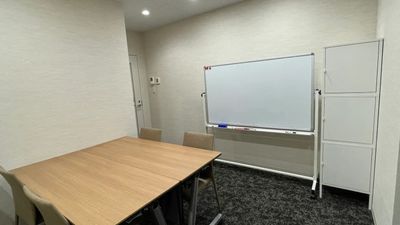 少人数での会議や打ち合わせに！ - CROSS WORK有明 【P ROOM】レンタルスペース（～4名）の室内の写真