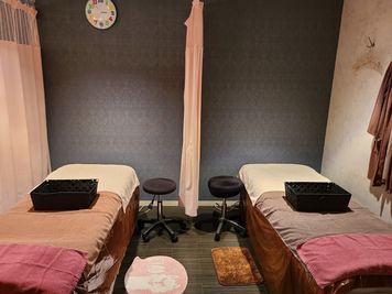 隣のスペースとカーテンで仕切っております。 - minoriba_東心斎橋一丁目店 レンタルサロン スペース1の室内の写真