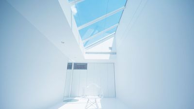 ガラス天井の部屋
電動式のブラインドで光を調整可能 - フォトスタジオ「中野パラレルスタジオ」 中野パラレルスタジオの室内の写真