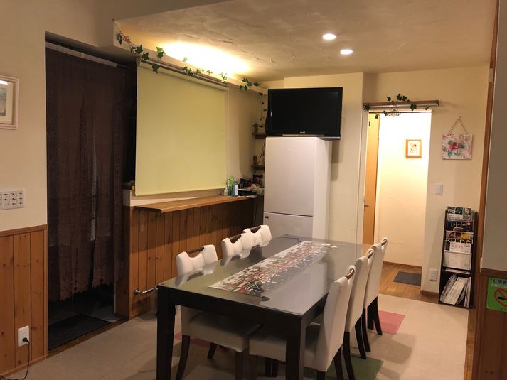 6人掛けのテーブルや冷蔵庫、TV やDVDも備えています。 - スペースアンジュ キッチン付きレンタルスペース：スペースアンジュの室内の写真