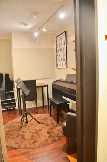 ひとり掛けソファ、コート掛け、電子ピアノ、机・椅子、譜面台 - Musik House スタジオ・サロン ピアノスタジオ Cの室内の写真
