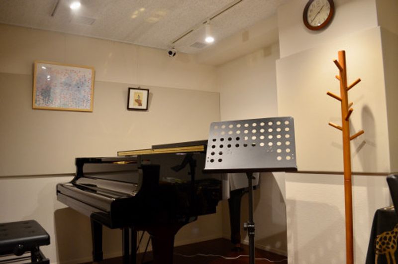 Yamaha G3グランドピアノ常設 - Musik House スタジオ・サロン ピアノスタジオ Dの室内の写真