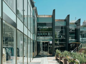 グラッセリアのエリアの奥の「ふくい南青山291」の施設を入っていただき、すぐ右手に階段がありますので、上がっていただき正面が受付です。 - Connect291 -コネクト291- 貸し会議室 Soil（10名部屋）の外観の写真