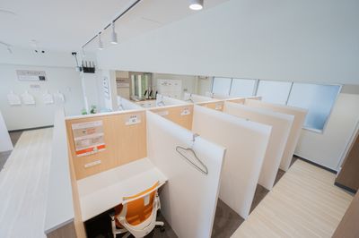 作業に集中して効率アップ - 自習室 KAKOI 春日駅前店 自由席：1-15番（ドロップイン）広々したコワーキングスペースの室内の写真