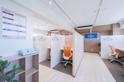 年中無休でいつでも使いたい時だけ利用可能 - 自習室 KAKOI 春日駅前店 自由席：1-15番（ドロップイン）広々したコワーキングスペースの室内の写真
