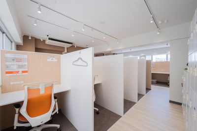 高機能チェアーで長時間の仕事でも疲れない - 自習室 KAKOI 春日駅前店 自由席：1-15番（ドロップイン）広々したコワーキングスペースの室内の写真