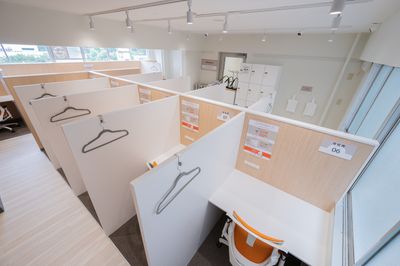 角の席は広くて人気 - 自習室 KAKOI 春日駅前店 自由席：1-15番（ドロップイン）広々したコワーキングスペースの室内の写真