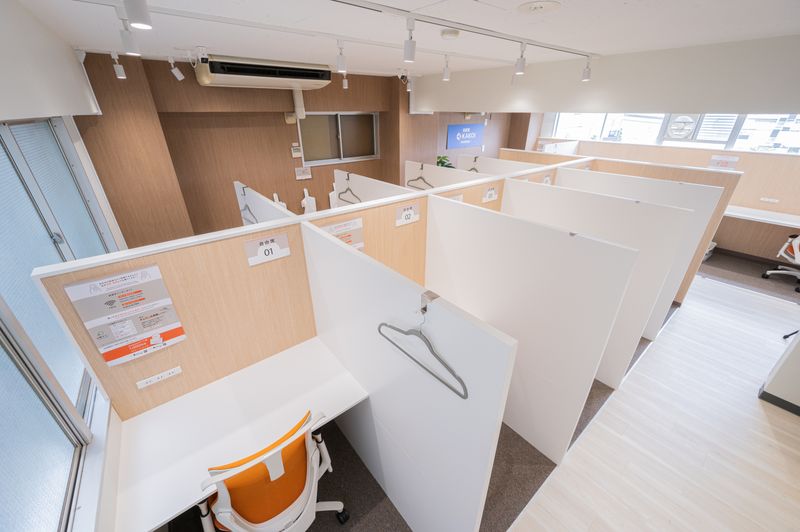 自由席：1-15番（ドロップイン）広々したコワーキングスペース - 自習室 KAKOI 春日駅前店