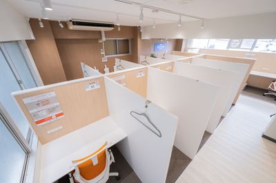 全席で食事がOK。においの強いものは禁止です。 - 自習室 KAKOI 春日駅前店 自由席：1-15番（ドロップイン）広々したコワーキングスペースの室内の写真