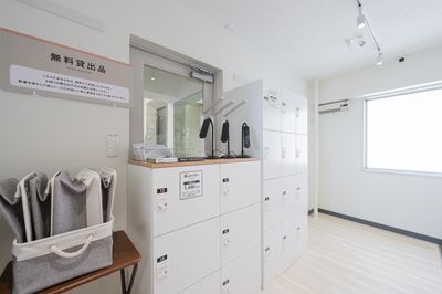 無料貸出品はご自由にお使いください。お帰りの際には返却お願いします - 自習室KAKOI（春日駅前店） ドロップインOK　隣が気にならない座席や広々使えるカウンター席の室内の写真