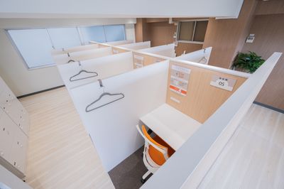 しっかりと区切られた座席なので隣が気にならない - 自習室KAKOI（春日駅前店） ドロップインOK　隣が気にならない座席や広々使えるカウンター席の室内の写真