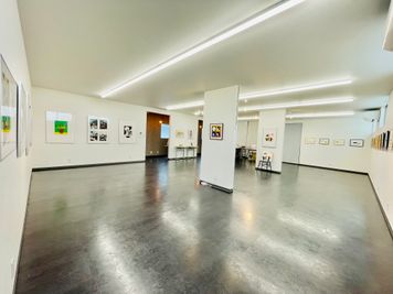 絵の展示を行った際の例です。 - 木利画材2階、レンタルスペース「虹色ラボ」 レンタルスペース「虹色ラボ」の室内の写真