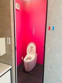 男性・女性用お手洗いです。 - 木利画材2階、レンタルスペース「虹色ラボ」 レンタルスペース「虹色ラボ」の室内の写真