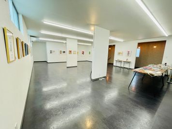 絵の展示を行った際の例です。 - 木利画材2階、レンタルスペース「虹色ラボ」 レンタルスペース「虹色ラボ」の室内の写真