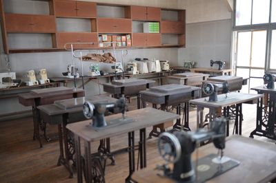 ２階教室（机やミシンの位置は変わっている場合があります） - studio　DOREME 元洋裁学校の木造校舎スタジオの室内の写真