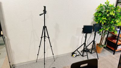 スマホ専用ミニ三脚高さは約130cmまで上がります。 - セントラル大手町 神田駅から５分のご近所会議室大手町１時間〜多種利用OK🌸の設備の写真