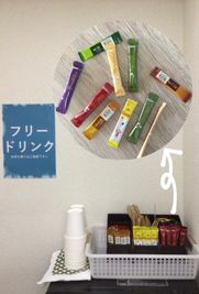 フリードリンク完備 - TORINO-SUひばりが丘 2４時間無人管理 　【自習室】TORINO-SUの室内の写真