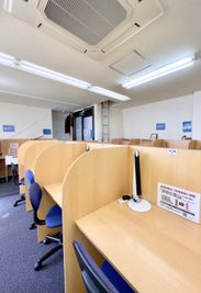 全席電源コード完備 - TORINO-SUひばりが丘 2４時間無人管理 　【自習室】TORINO-SUの室内の写真