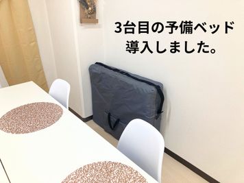 サブ施術ベッド1台(大サイズ、通常は折り畳んであります。使う時はご自身で設置、収納ください) - レンタルスペースこもれび＠新大阪 レンタルサロンこもれび🌸レンタル会議室🌸の設備の写真