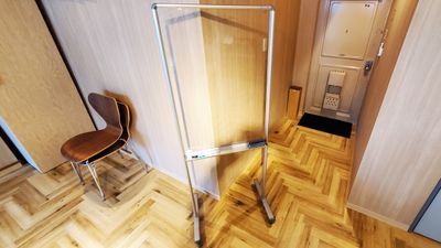 透明ボード 
ボード部分：縦63.6cm×横46cm
高さ：162cm
圧迫感のないボードで、視野を狭めません。アイデアや想像力を無限に引き出します！ - G2S　高田馬場 #1 【高田馬場徒歩5分】ラウンジ（人々がリラックスして集まる空間）の設備の写真