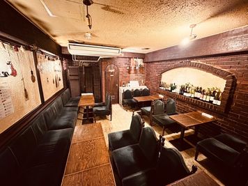 店内広々、40名様座れます - NICO'S Thai Cookery 小伝馬町駅すぐのレトロでオシャレなキッチン付きレンタルスペースの室内の写真