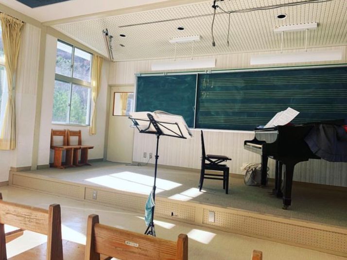 旧臼石小学校 旧臼石小学校の音楽室の室内の写真